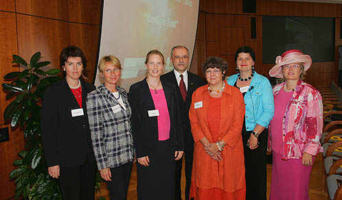 von links: Sigrid Bergmann (RLB), Mag. Dr. Ilse Bartenstein,
Moderatorin Ing. Mag. (FH) Elvira Ilming, 
RLB Kommerzkundenchef Direktor Mag. Johann Jauk, 
Prof. Dr. Rotraud Perner, Mag. Monika Herbstrith, 
Mag. Christine Hapala