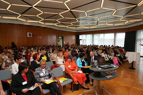 Rund 250 Unternehmerinnen bzw. Leitende Angestellte bei 'Ladies first' am 12. Juli in Raaba